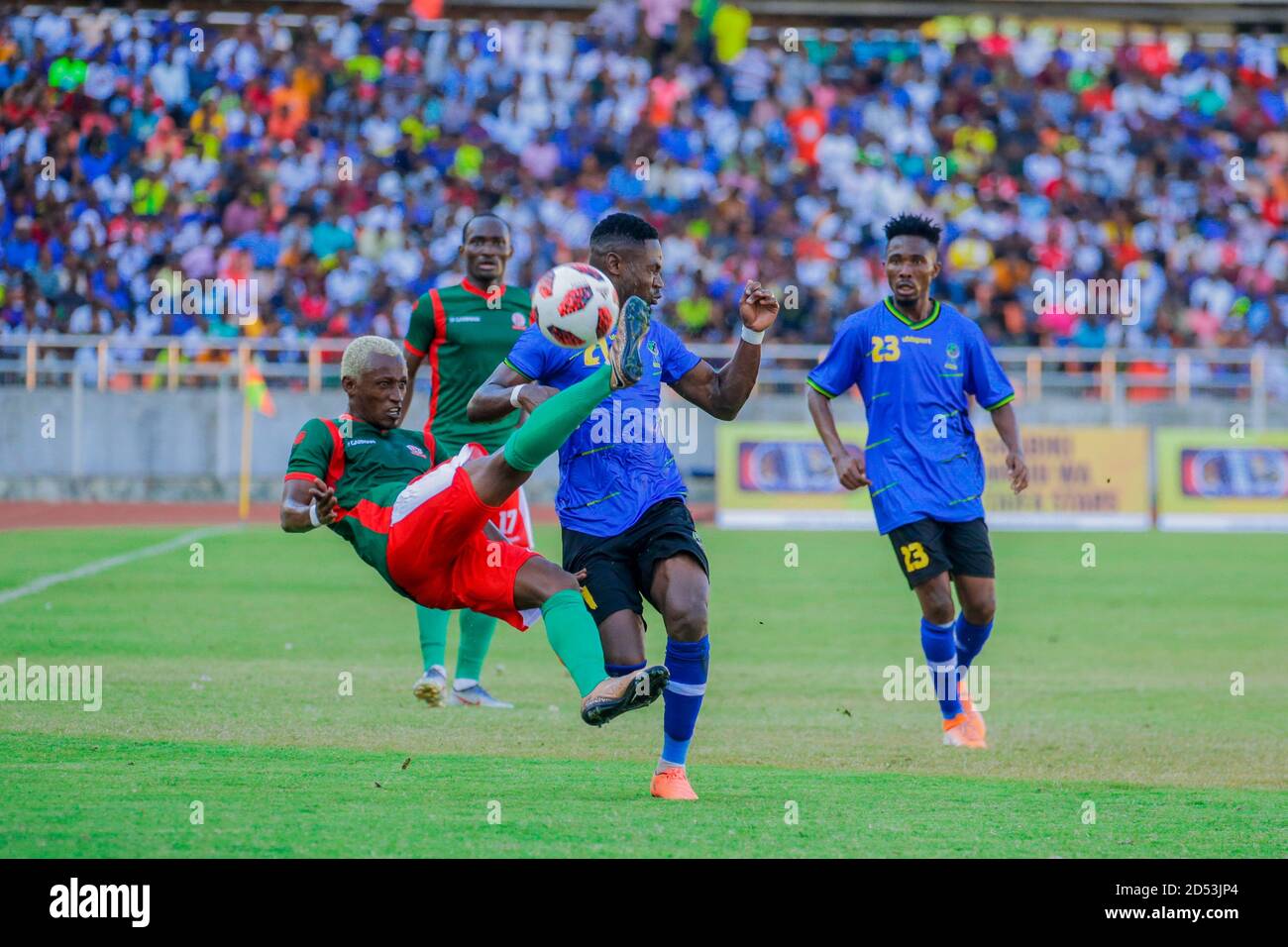 Match de football: Tanzanie le défenseur Shomary Kapombe pendant le match amical entre la Tanzanie et le Burundi au stade Benjamin Mkapa - Dar es salaam Banque D'Images