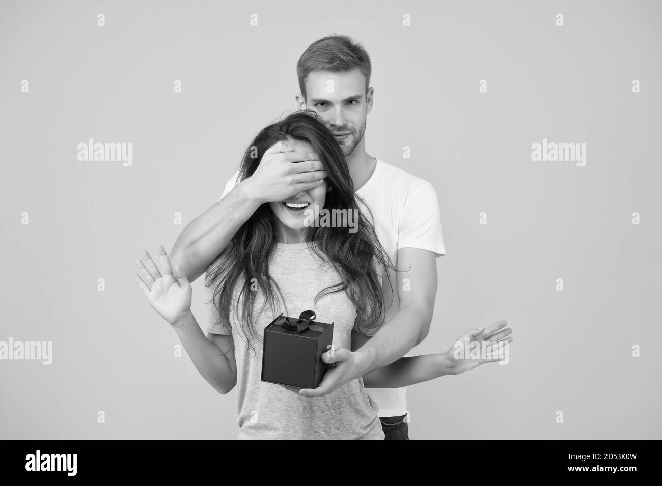 Surprise Aveugle Jour Special Le Bonheur Est Reel Joyeux Anniversaire Homme Donner Boite A La Fille D Anniversaire Anniversaire Couple Amoureux Fete Des Fetes Shopping Cadeau D Anniversaire Presenter Les Achats Photo Stock