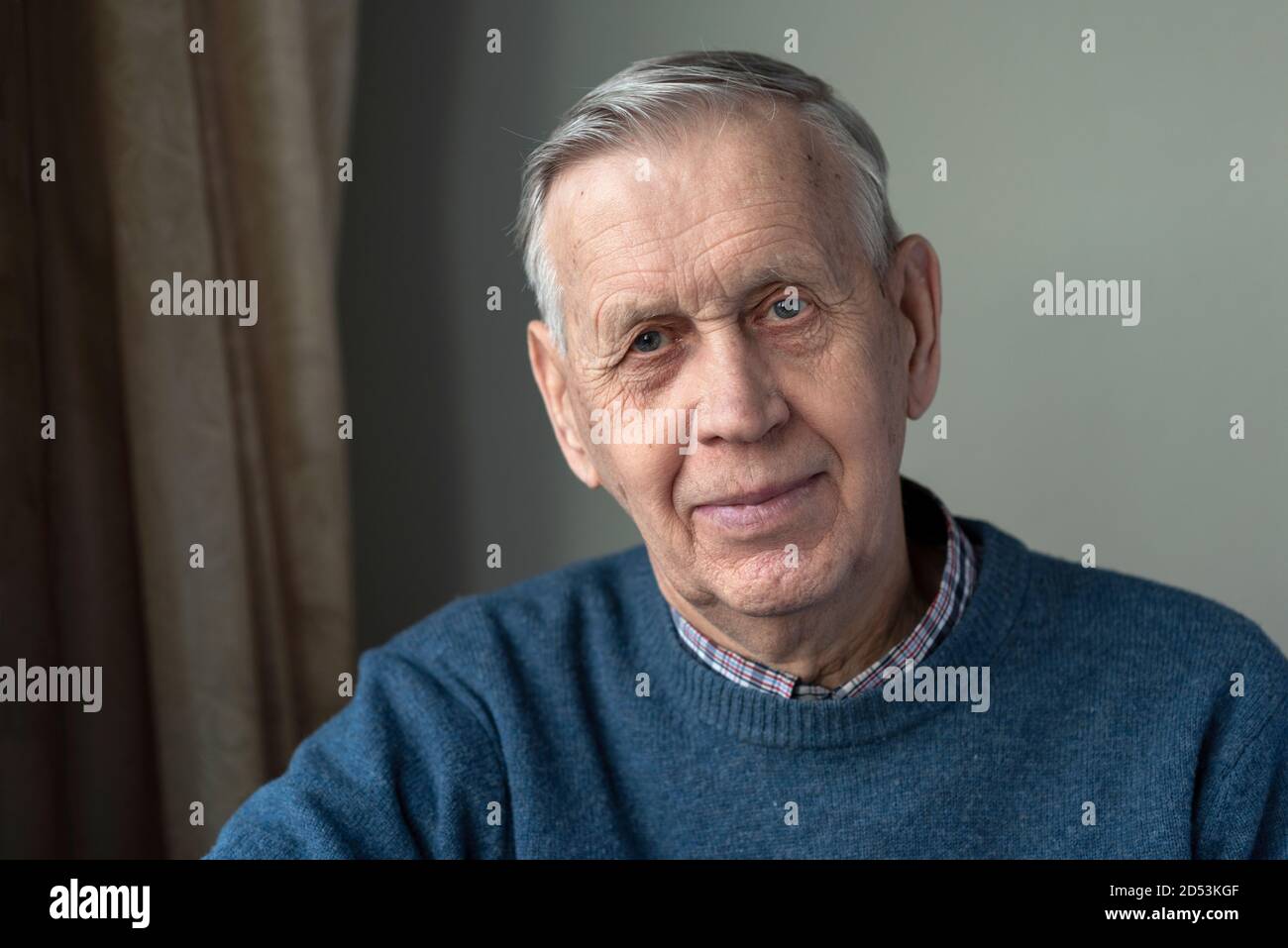 Portrait d'un beau, heureux homme âgé de 80 ans, souriant. Banque D'Images