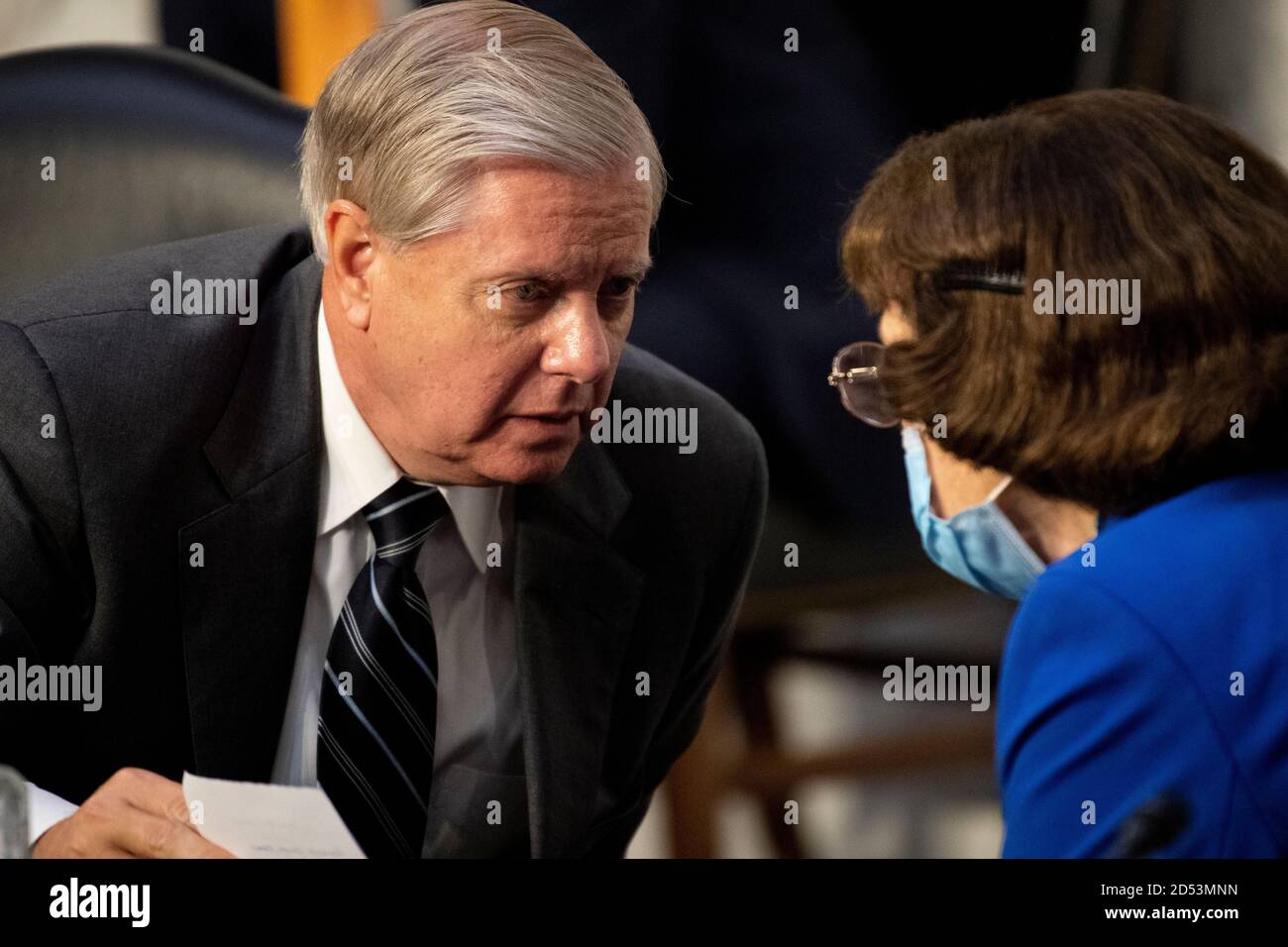 Washington, États-Unis d'Amérique. 12 octobre 2020. Le sénateur des États-Unis Lindsey Graham (républicain de la Caroline du Sud), président de la Commission judiciaire du Sénat américain, à gauche, s'entretient avec le sénateur américain Dianne Feinstein (démocrate de Californie), membre du classement, Comité JUDICIAIRE du Sénat AMÉRICAIN lors de l'audience de confirmation de la Commission judiciaire du Sénat américain, Amy Coney Barrett, candidate à la Cour suprême américaine, dans le Hart Building à Washington, le lundi 12 octobre 2020. Credit: Caroline Brehman/Pool via CNP | usage dans le monde Credit: dpa/Alay Live News Banque D'Images