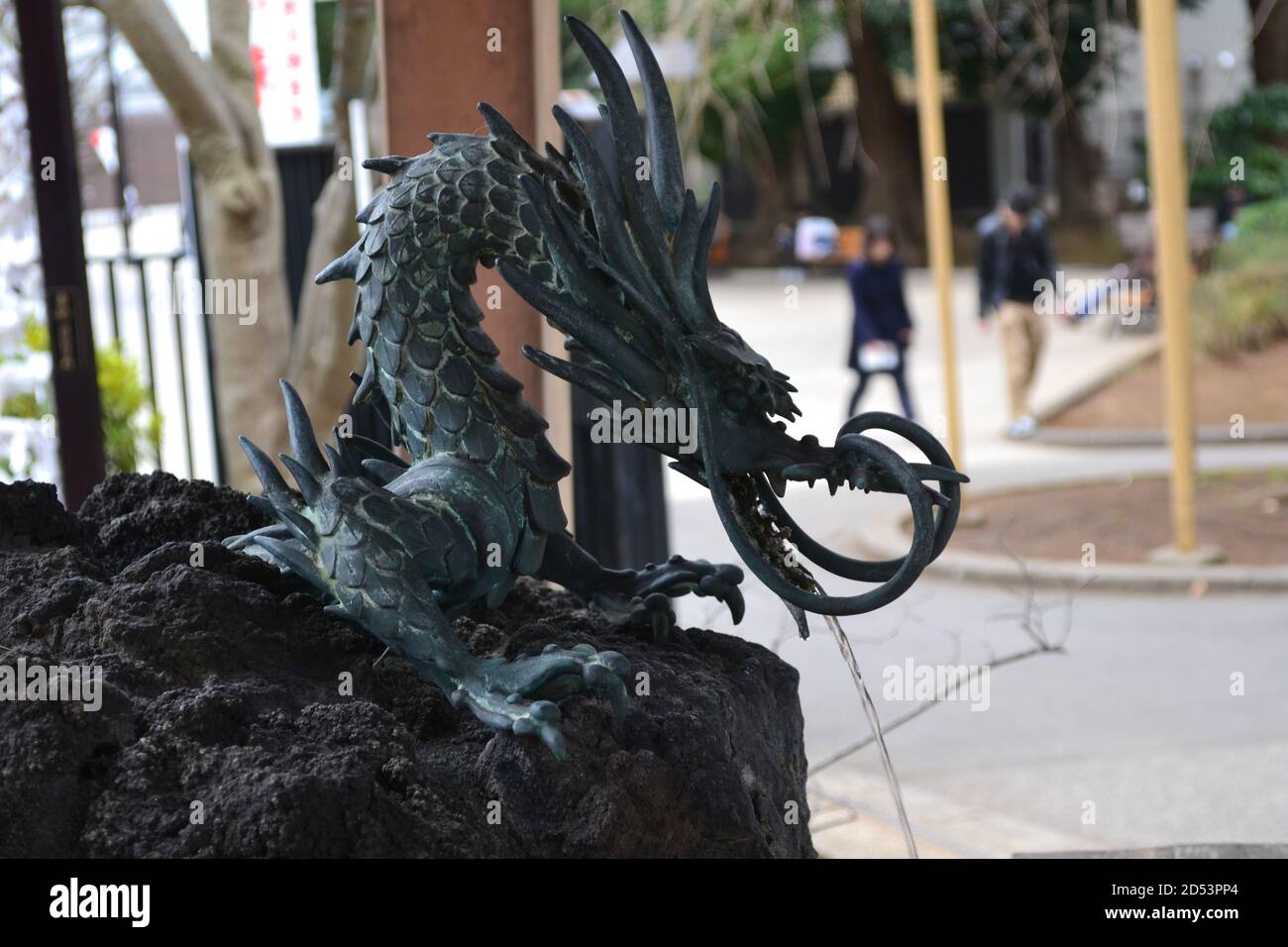 Tokyo, Japon-2/23/16:la statue du dragon crache l'eau de sa bouche, trouvée au temple de Kiyomizu Kannon-do. Les gens utiliseraient les louches pour se laver les mains. Banque D'Images