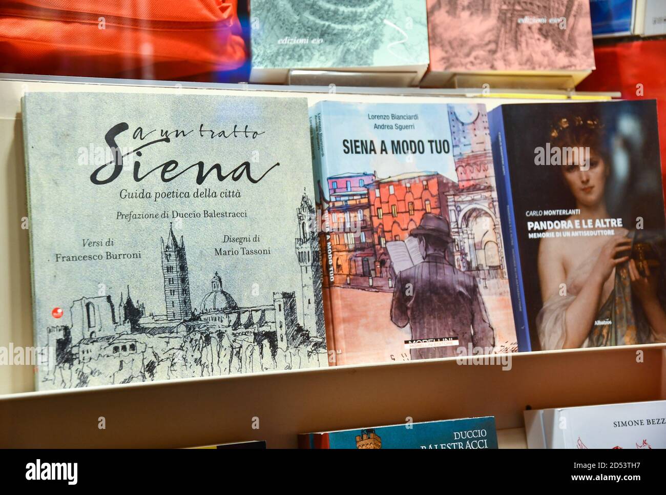 Gros plan d'une fenêtre de librairie avec des livres de voyage dédiés à la vieille ville de Sienne, Toscane, Italie Banque D'Images