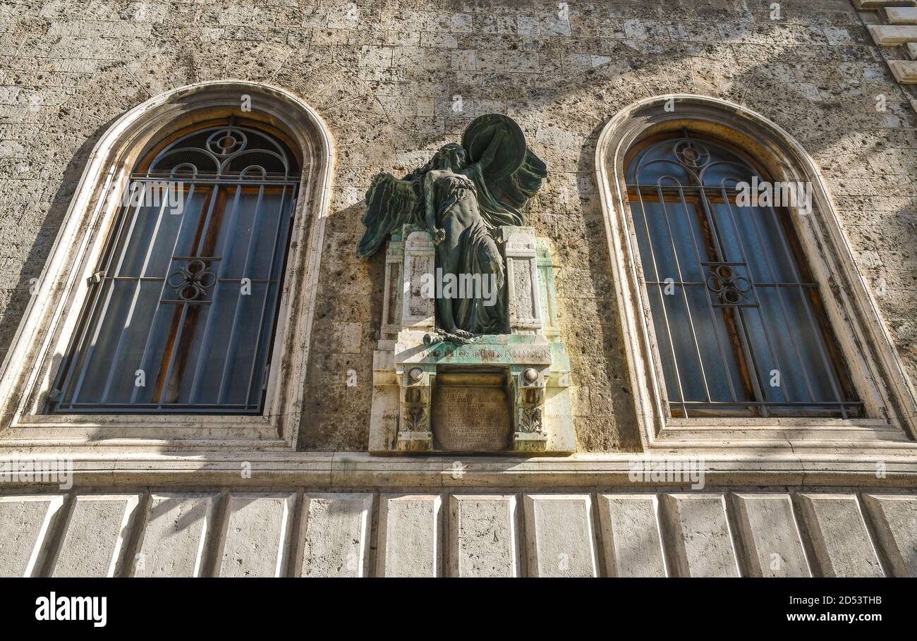Monument aux morts de la première Guerre mondiale avec une statue de la victoire ailée sur la façade d'un palais à Piazza Matteotti, Sienne, Toscane, Italie Banque D'Images