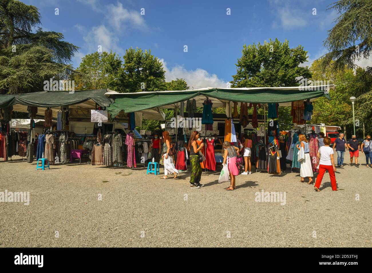 Étals de vêtements pour femmes dans le marché hebdomadaire de Sienne, avec des gens et des touristes en été, Toscane, Italie Banque D'Images