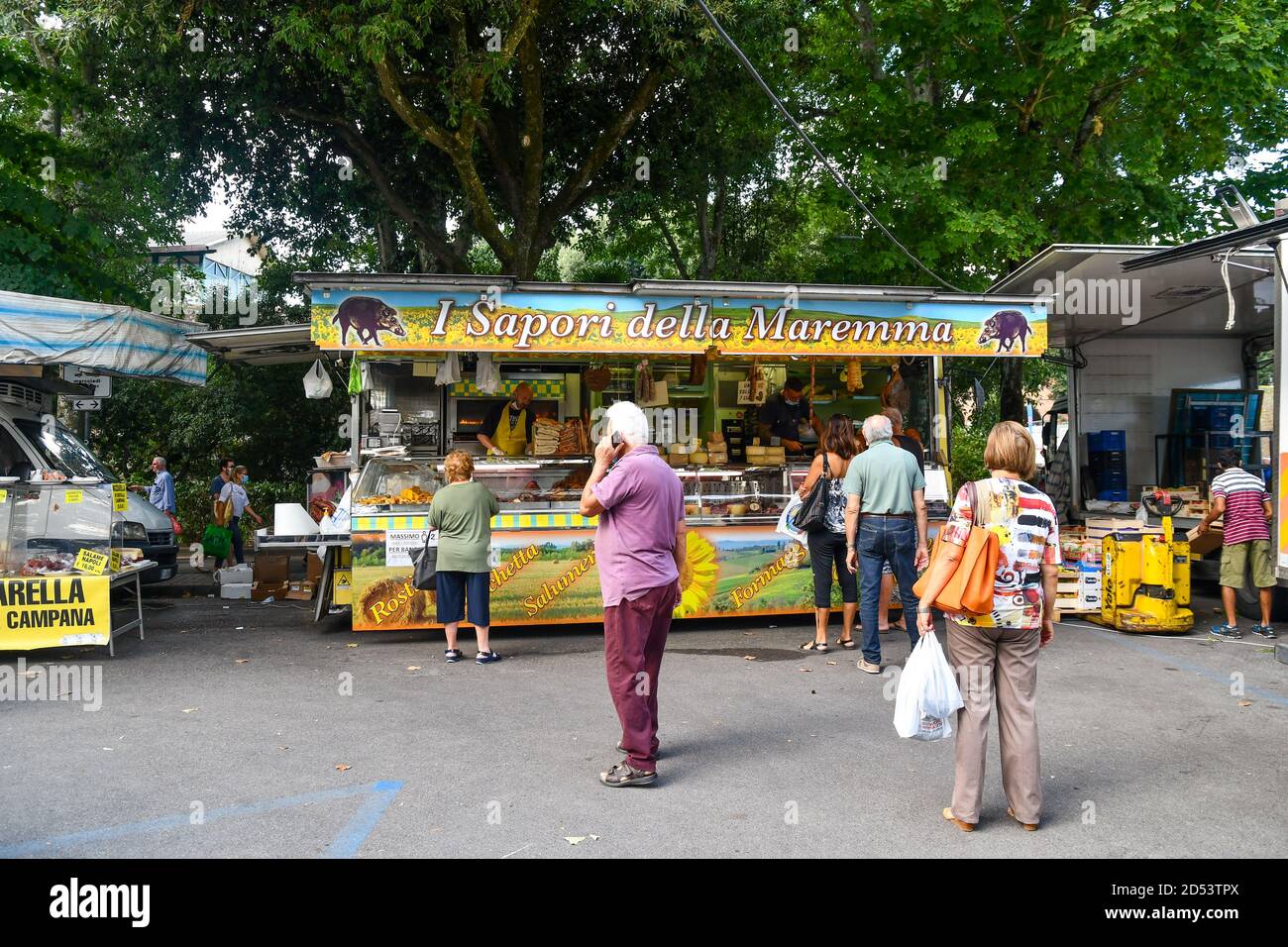 Aperçu du marché hebdomadaire de la ville dans l'avenue Viale Cesare Macchi, avec des gens achetant de la nourriture locale dans les étals en été, Sienne, Toscane, Italie Banque D'Images