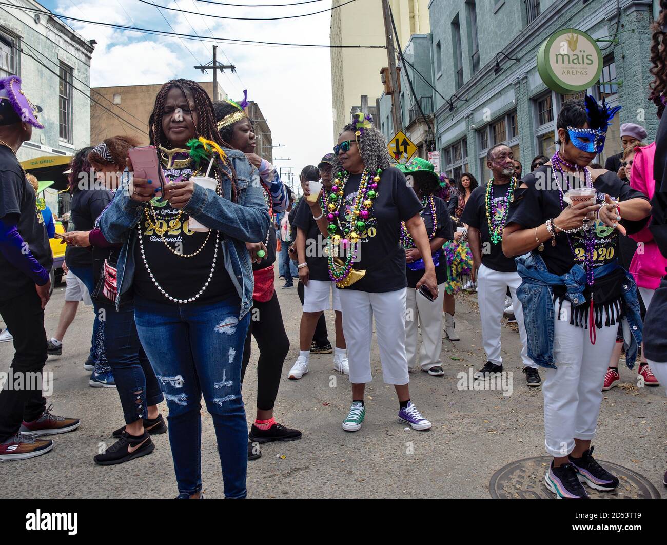La Nouvelle-Orléans, Louisiane, Etats-Unis - 2020: Les gens participent à un défilé de deuxième ligne, un événement traditionnel de cette ville. Banque D'Images