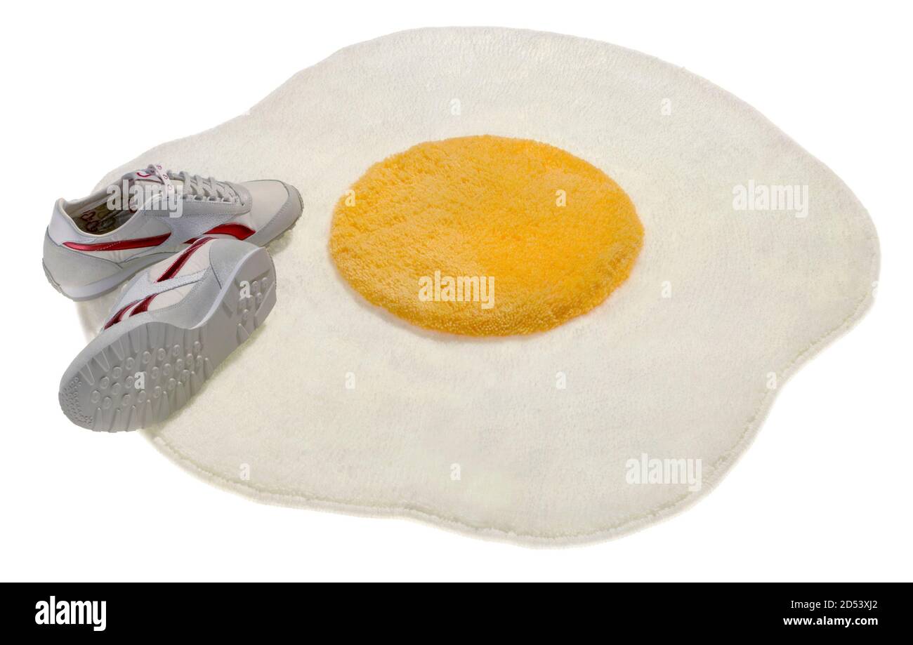 chaussures de tennis sur un tapis d'oeuf photographié sur un blanc arrière-plan Banque D'Images