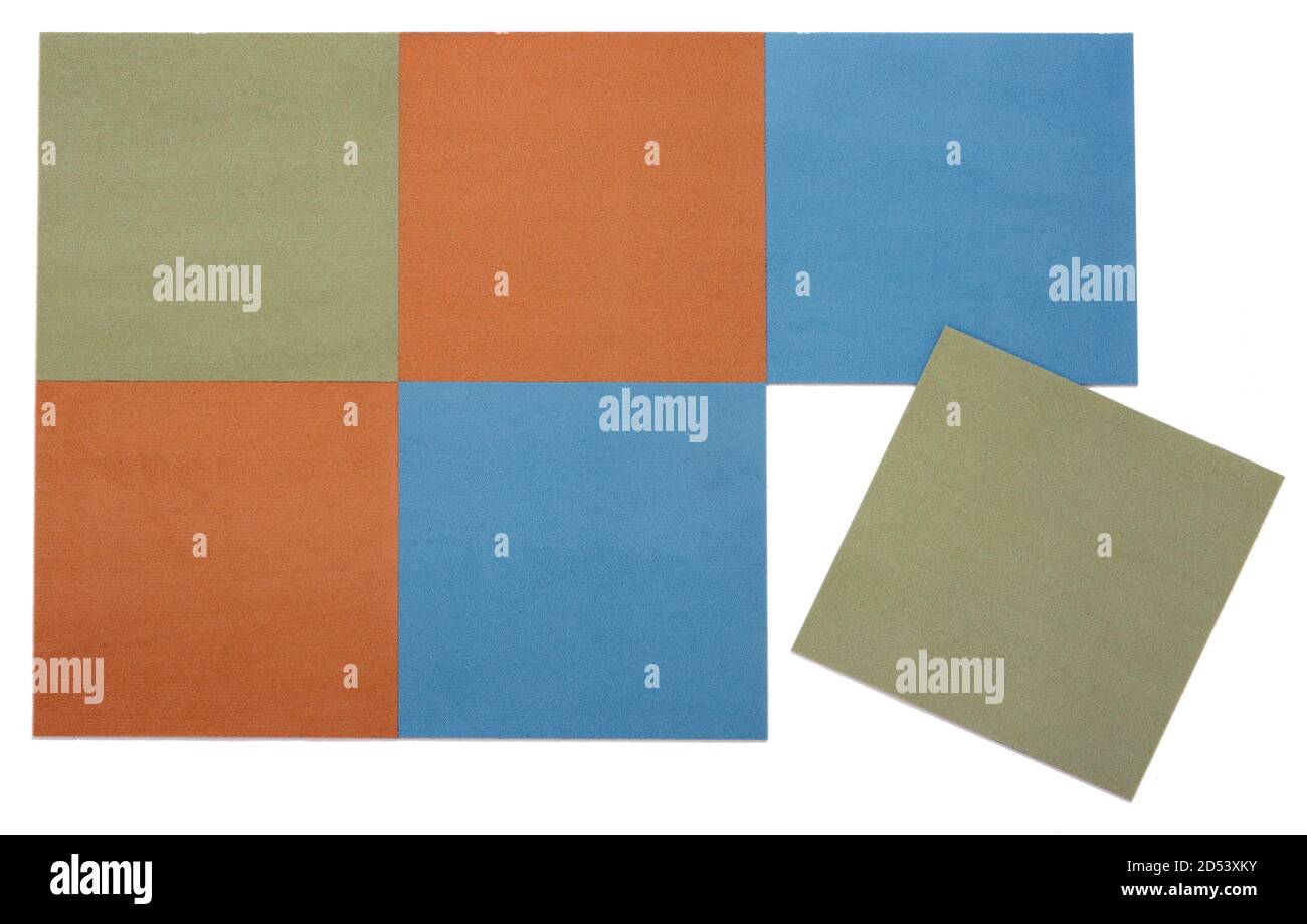 échantillons de carrés de tapis bleus, orange et vert olive photographiés sur fond blanc Banque D'Images