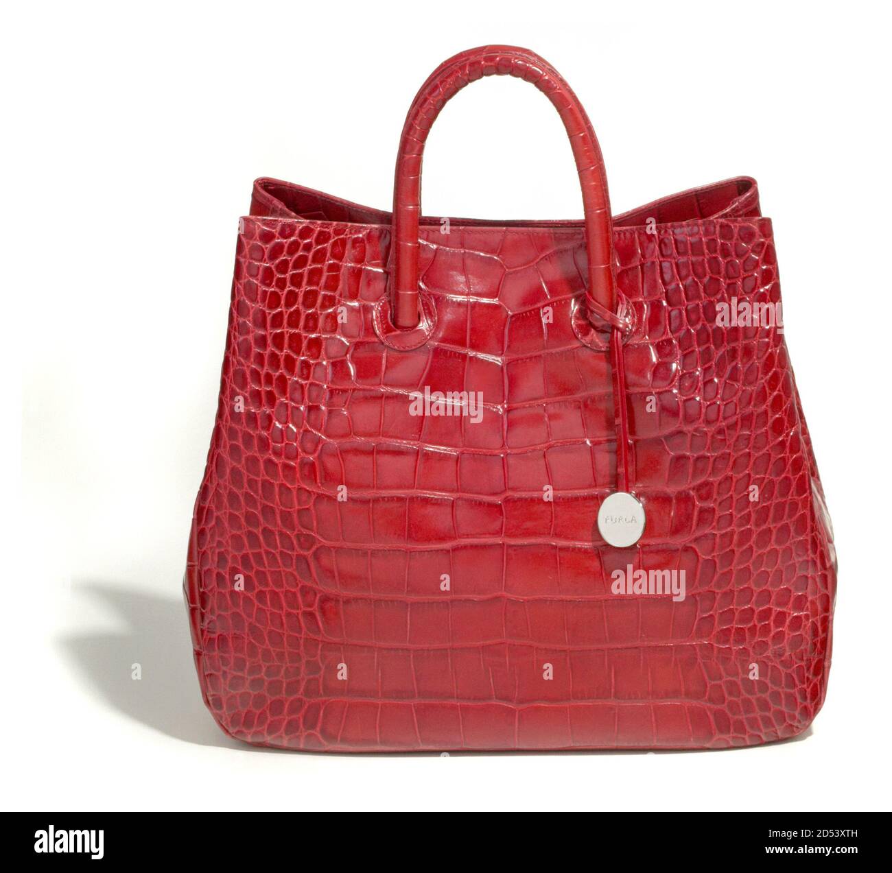 porte-monnaie en cuir rouge vif de furla photographié sur un blanc arrière-plan Banque D'Images