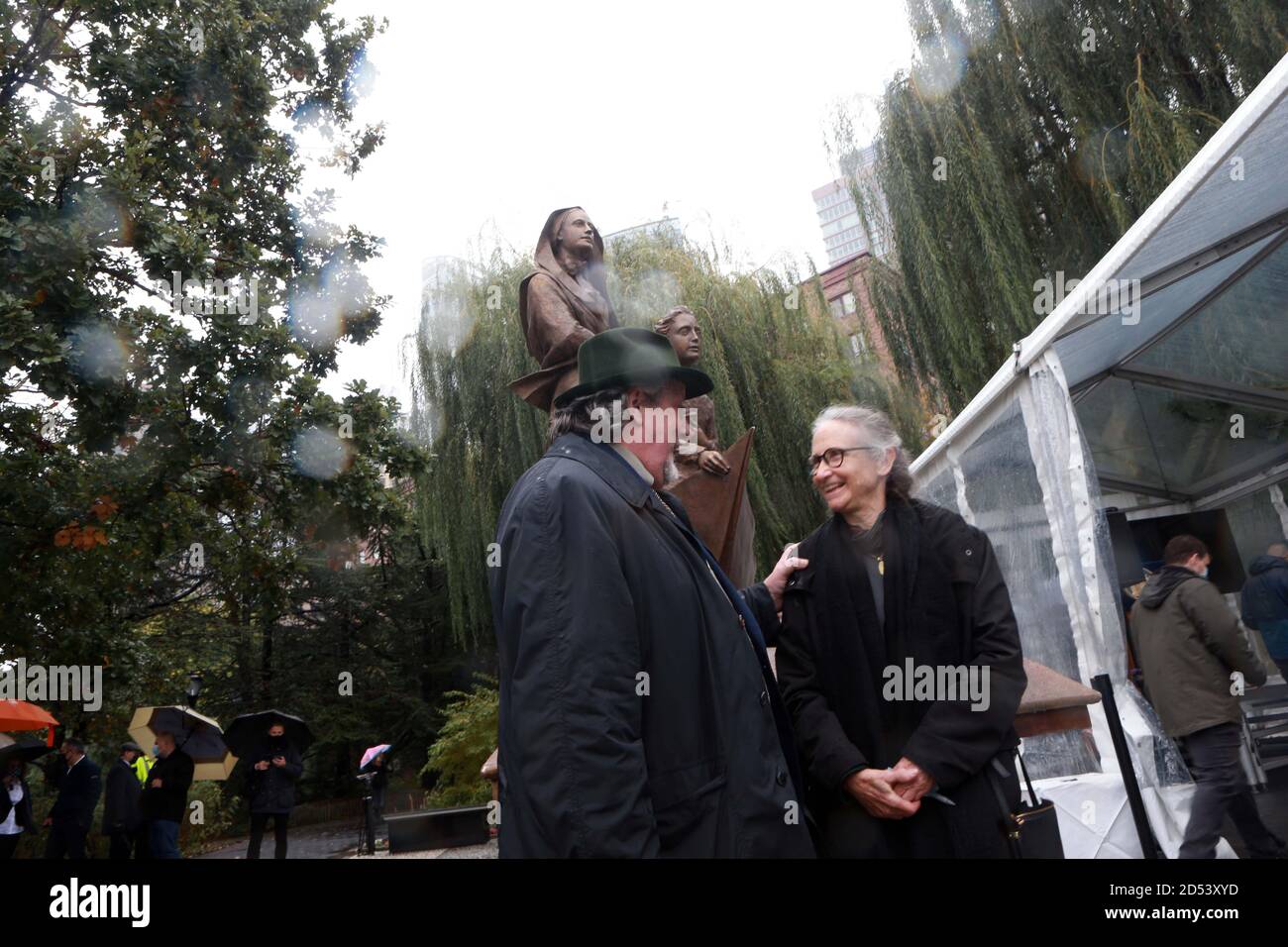 New York, NY, États-Unis. 12 octobre 2020. Le dévoilement de la statue de mère Cabrini à la parade de la Journée de Colomb virtuelle en tant que sculpteurs Jill et Giancarlo Biagi regardent à Battery Park City dans le bas de Manhattan le 12 octobre 2020 à New York. Crédit : Mpi43/Media Punch/Alamy Live News Banque D'Images