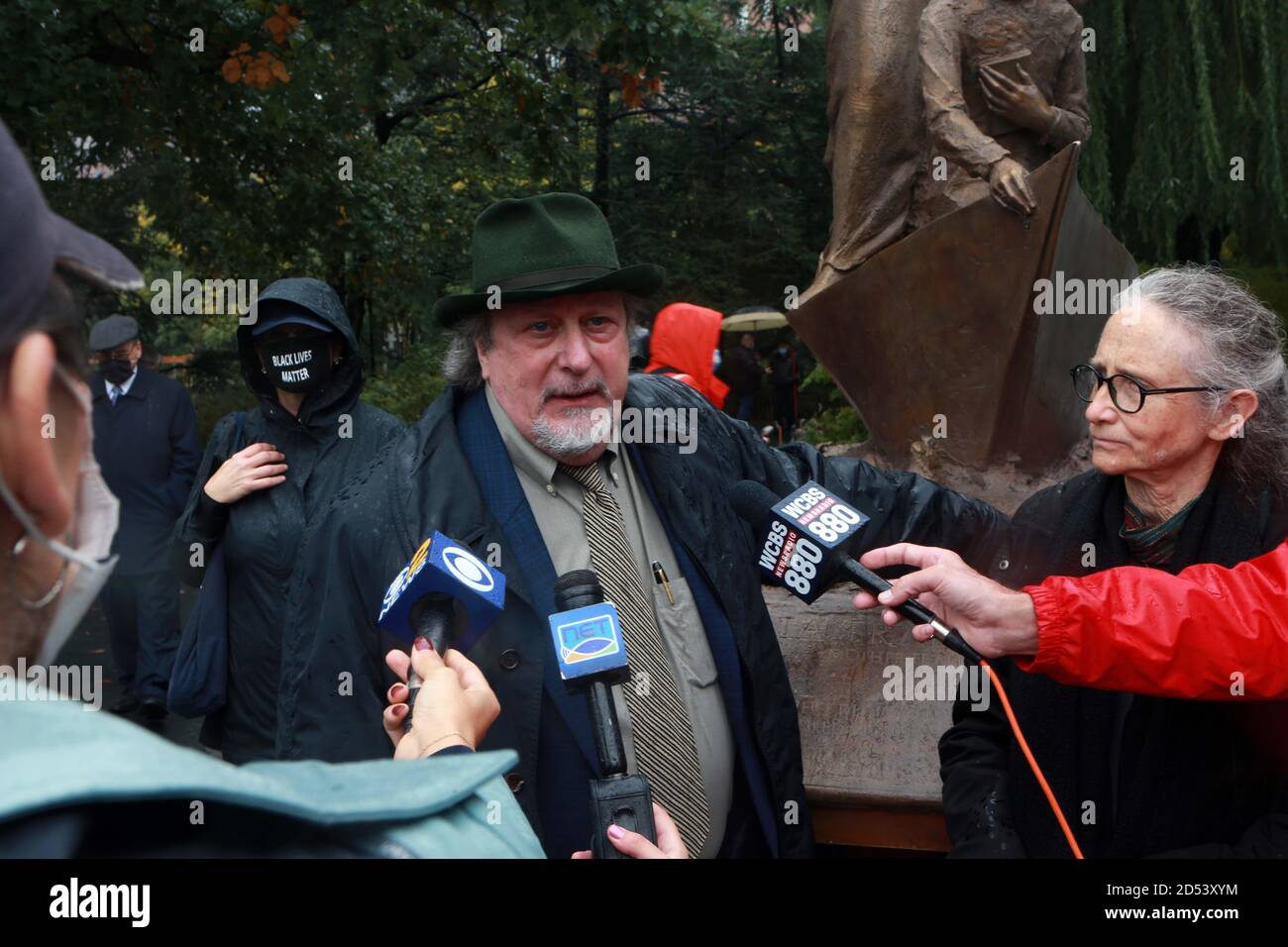 New York, NY, États-Unis. 12 octobre 2020. Giancarlo Biagi s'adresse aux médias lors du dévoilement de la statue de mère Cabrini à la parade virtuelle de la journée de Columbus, les sculpteurs Jill et Giancarlo Biagi se présentant à Battery Park City, dans le bas de Manhattan, le 12 octobre 2020 à New York. Crédit : Mpi43/Media Punch/Alamy Live News Banque D'Images