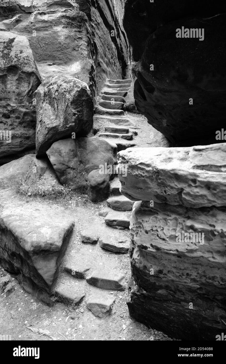 Passage étroit dans les gorges de grès de Besedice Rocks, Bohemian Paradise, République tchèque. Image en noir et blanc. Banque D'Images