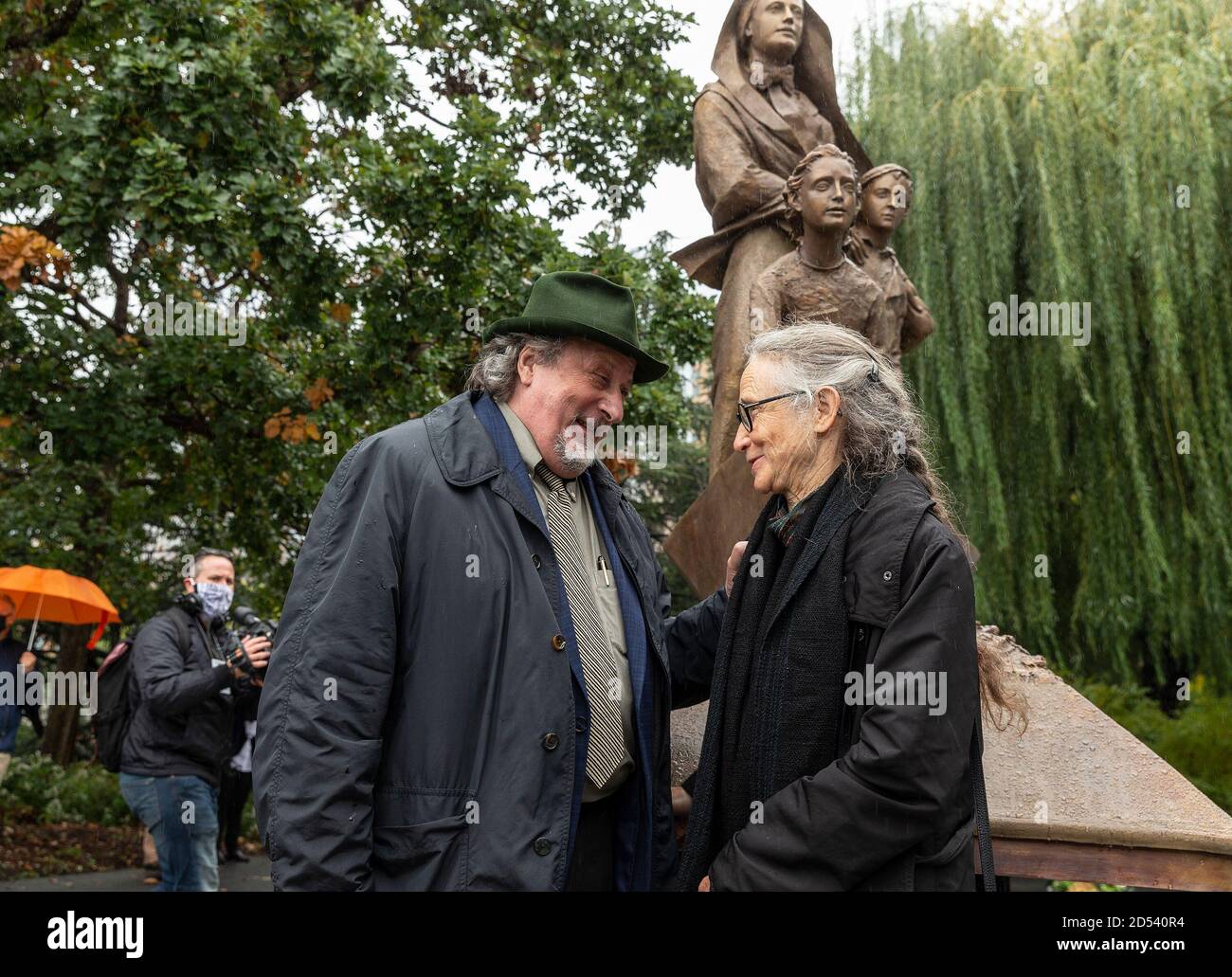 New York, États-Unis. 12 octobre 2020. Les artistes Giancarlo Biagi et Jill Biagi posent lors du dévoilement du Mémorial mère Cabrini à Battery Park. Lors d'une pandémie, lorsque le défilé de la Journée de Colomb a été annulé, le mémorial et la sculpture de mère Cabrini ont été dévoilés. Mère Cabrini née Maria Francesca Cabrini a été la première citoyenne américaine à être canonisée en tant que Saint par l'Église catholique romaine. (Photo de Lev Radin/Pacific Press) crédit: Pacific Press Media production Corp./Alay Live News Banque D'Images