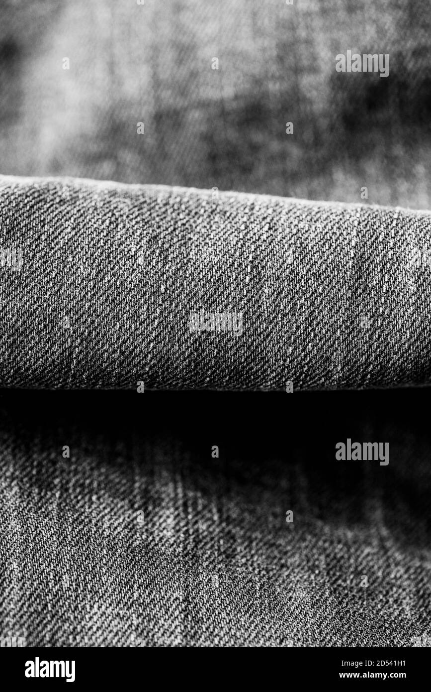 Texture du tissu denim noir. Le tissu denim de Jean noir se fragmente comme une composition de texture d'arrière-plan Banque D'Images