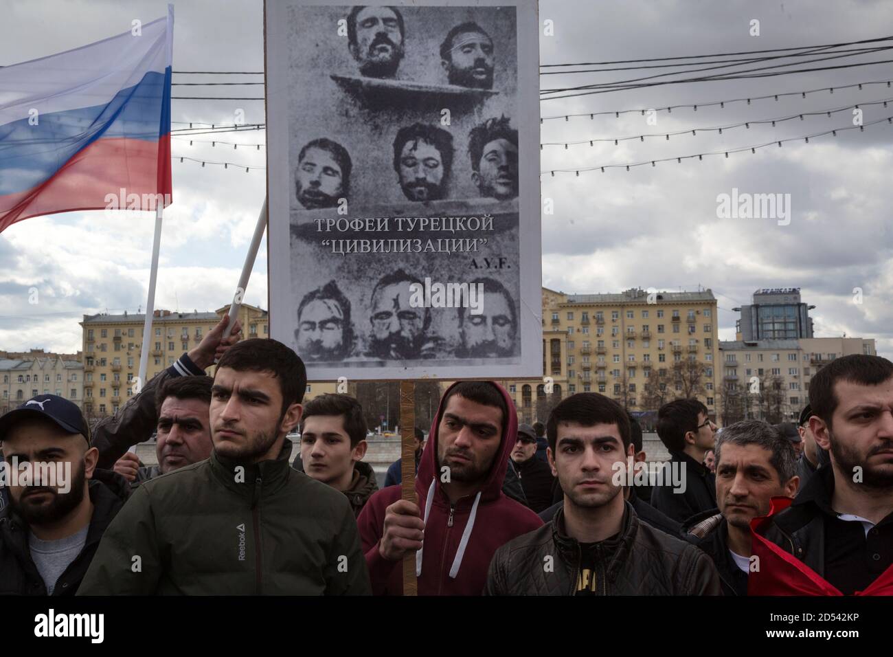 Moscou, Russie. 24 avril 2015. Les peuples se rassemblent pour commémorer le 100e anniversaire des meurtres d'Arméniens par les Turcs ottomans, dans le parc Gorky de Moscou. Les historiens estiment que jusqu'à 1.5 millions d'Arméniens ont été tués par les Turcs ottomans au moment de la première Guerre mondiale. La Turquie nie que ces morts ont constitué un génocide, disant que le bilan a été gonflé et que les morts ont été victimes de la guerre civile et de troubles Banque D'Images