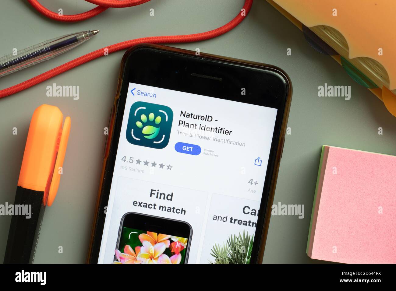 New York, États-Unis - 29 septembre 2020 : logo de l'application mobile NatureID Plant identifier sur l'écran du téléphone, illustration éditoriale Banque D'Images New York, États-Unis - 29 septembre 2020 : logo de l'application mobile NatureID Plant identifier sur l'écran du téléphone, illustration éditoriale Banque D'Images