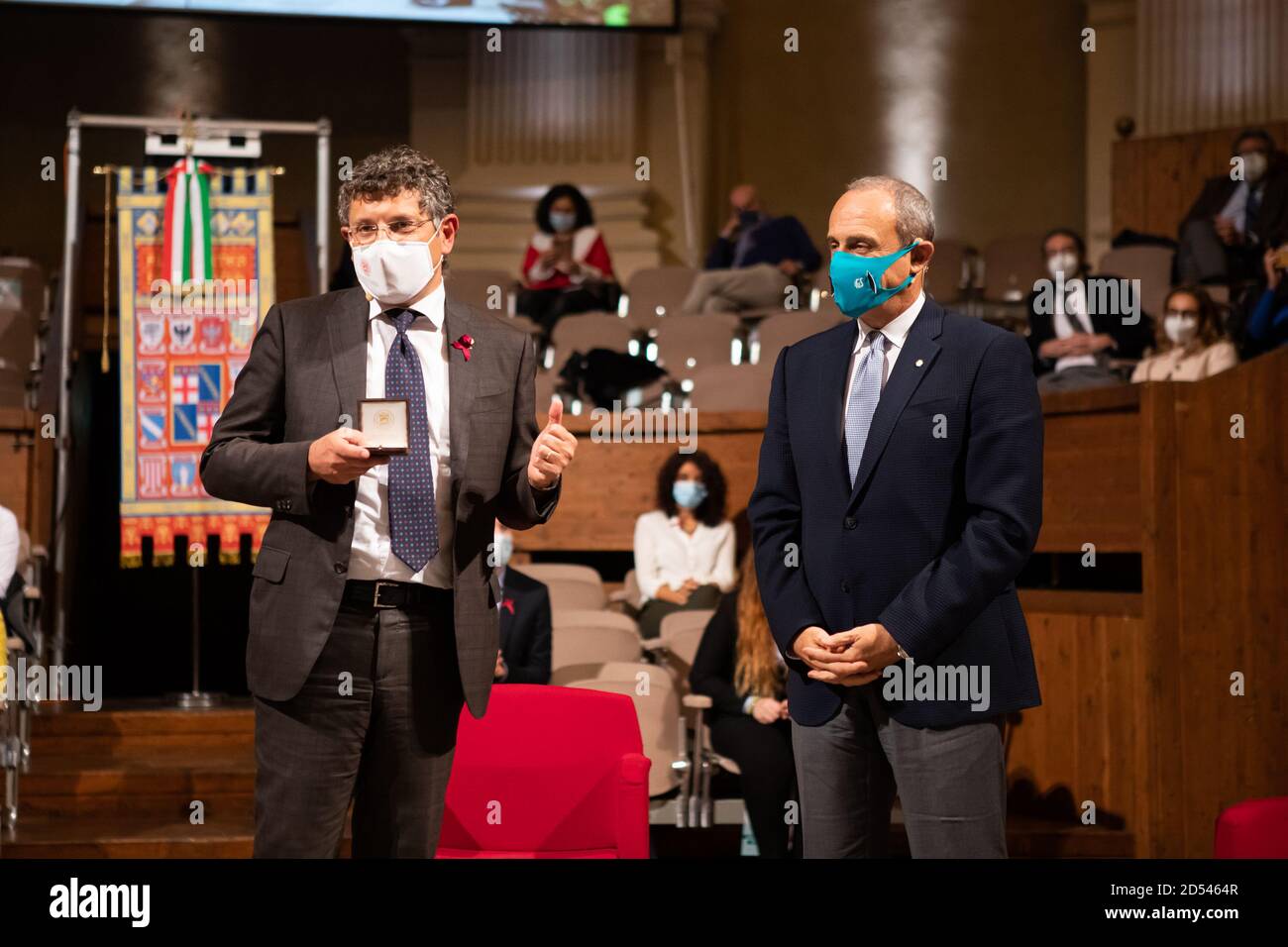 Bologne, Italie. 13 octobre 2020. L'entraîneur professionnel italien de basket-ball Ettore Messina reçoit le 'Sigillo di ateneo' (prix du sceau universitaire) de l'université de Bologne; le prix est remis par le magnifique recteur de l'université de Bologne Francesco Ubertini le 13 octobre 2020 à Bologne, en Italie. Crédit: Massimiliano Donati/Alay Live News Banque D'Images