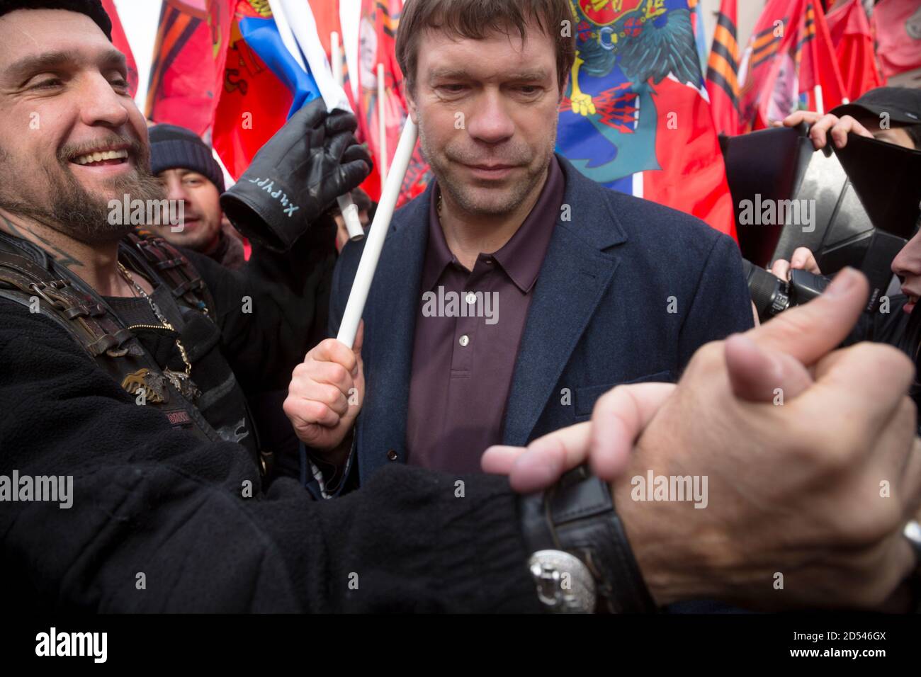 Moscou, Russie. 21 février 2015 Chef de la nuit les motards Wolves le chirurgien du club Alexander Zaldostanov (L) et l'ancien candidat à l'élection présidentielle ukrainienne de 2014 Oleg Tsarov participent à un rassemblement patriotique organisé par le mouvement anti-Maidan dans le centre de Moscou. Des milliers d’activistes pro-Kremlin sont descendus dans les rues du centre de Moscou pour empêcher un soulèvement à l’ukrainienne en Russie Banque D'Images