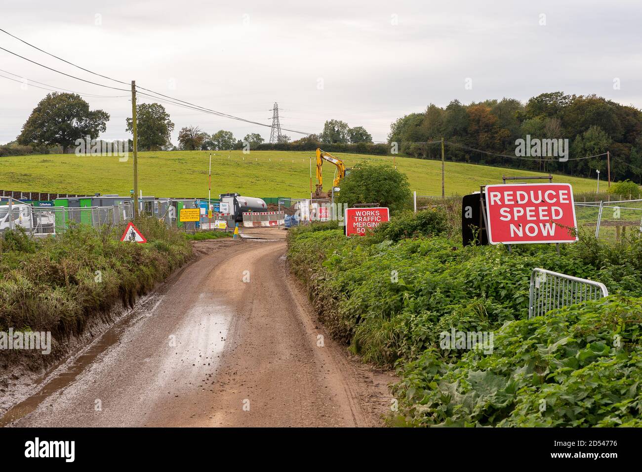 Chalfont St Giles, Buckinghamshire, Royaume-Uni. 12 octobre 2020. Une nouvelle jonction est en cours de construction à partir de l'A413 pour HS2. Les travaux se poursuivent au large d'une route de campagne étroite sur le site HS2 de Chalfont St Giles, où une route de transport temporaire est construite sur des terres agricoles pour les camions et les machines à utiliser. HS2 effectue des travaux préparatoires pour la construction d'un axe de ventilation qui donnera accès au tunnel Chiltern de 10 km de long une fois qu'il sera coupé sous terre. Le train à grande vitesse HS2 de Londres à Birmingham dépasse largement le budget. Crédit : Maureen McLean/Alay Banque D'Images