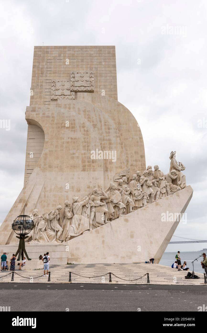 Belle vue sur le monument historique des découvertes dans le quartier de Belem, Lisbonne, Portugal Banque D'Images