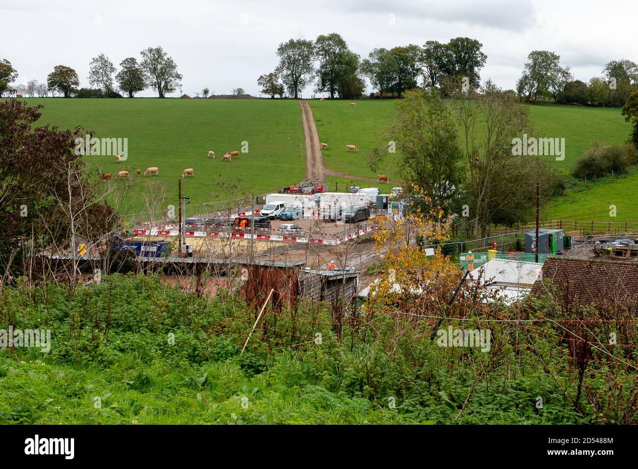 Chalfont St Giles, Buckinghamshire, Royaume-Uni. 12 octobre 2020. Les travaux se poursuivent au large d'une route de campagne étroite sur le site HS2 de Chalfont St Giles, où une route de transport temporaire est construite sur des terres agricoles pour les camions et les machines à utiliser. HS2 effectue des travaux préparatoires pour la construction d'un axe de ventilation qui donnera accès au tunnel Chiltern de 10 km de long une fois qu'il sera coupé sous terre. Le train à grande vitesse HS2 de Londres à Birmingham dépasse largement le budget et les protestations contre lui se poursuivent le long de la ligne par les militants écologistes en raison de la destruction des terres boisées et de la faune habi Banque D'Images