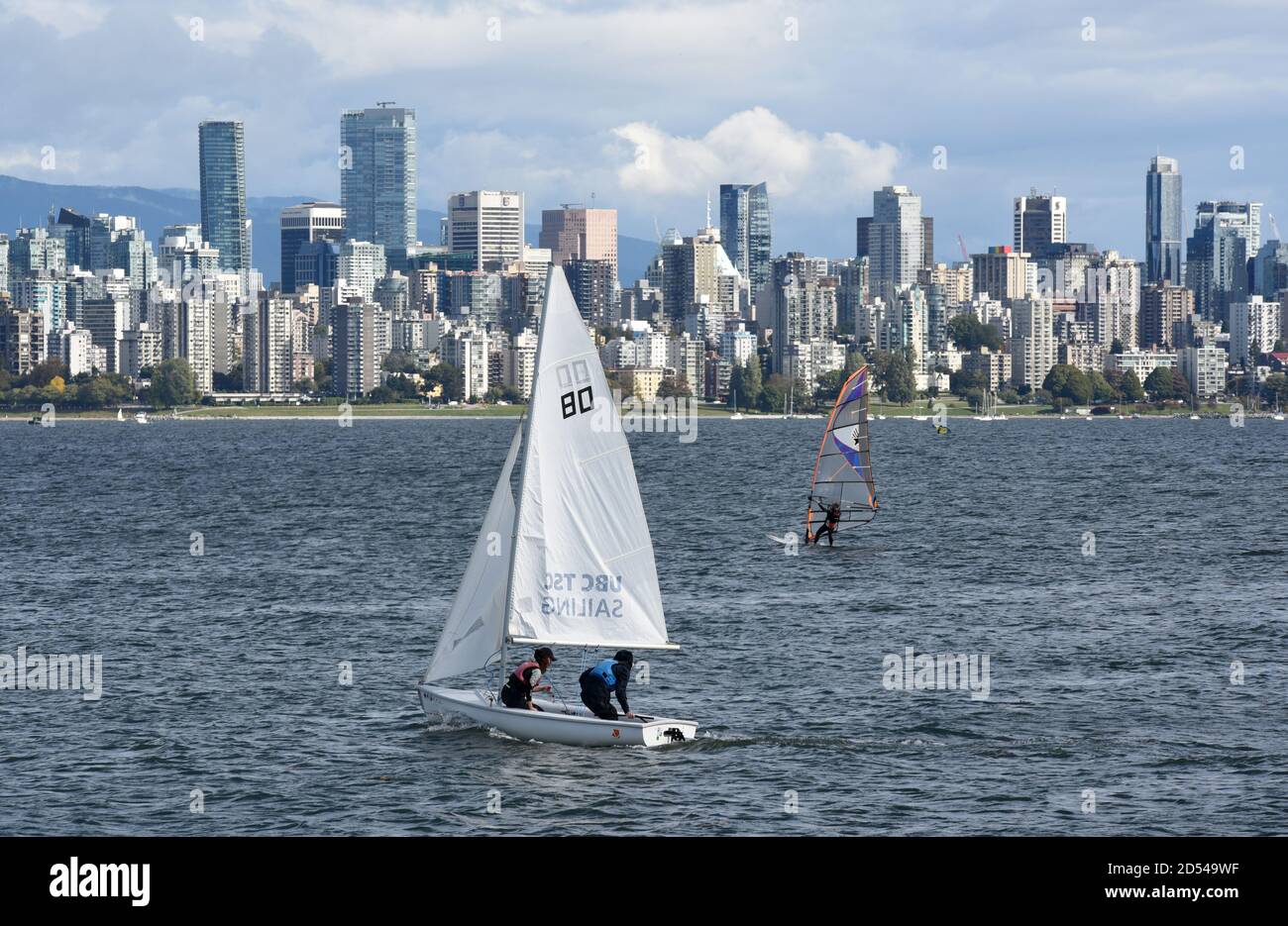 Planche à voile et marins dans un voilier au large de la plage Jericho à Vancouver, Colombie-Britannique, Canada. Banque D'Images