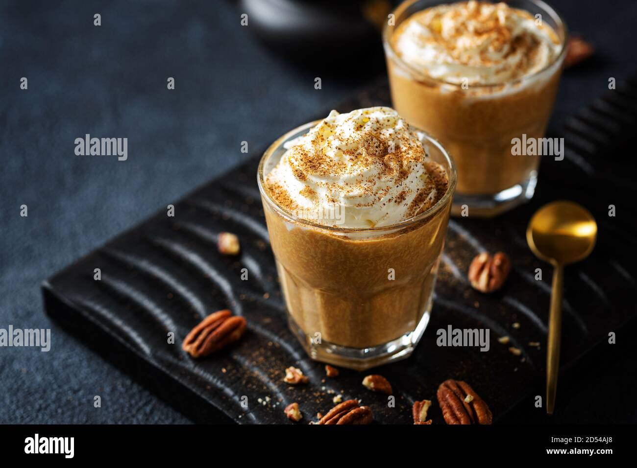 Boisson fouettée à la citrouille d'automne avec crème fouettée et cannelle. Servi dans des verres. Banque D'Images