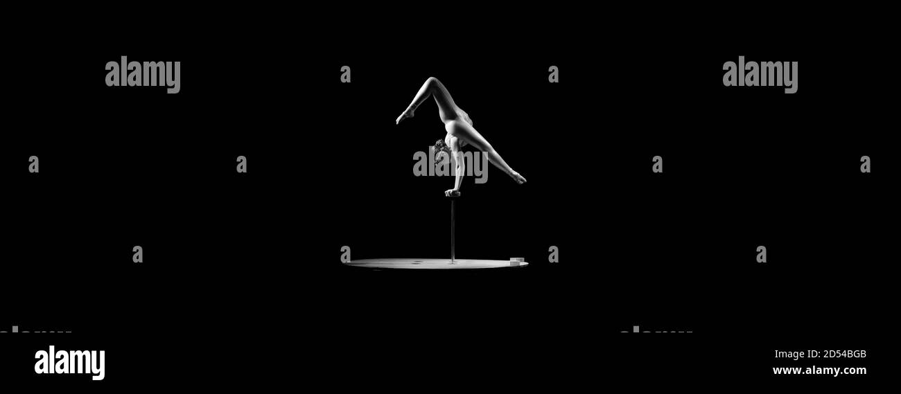 gymnaste seul dans l'obscurité Banque D'Images