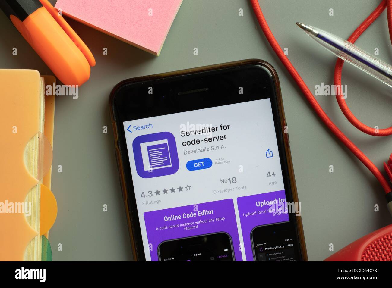 New York, Etats-Unis - 28 septembre 2020 : serveur de code pour le logo de l'application mobile sur l'écran du téléphone, illustration éditoriale Banque D'Images