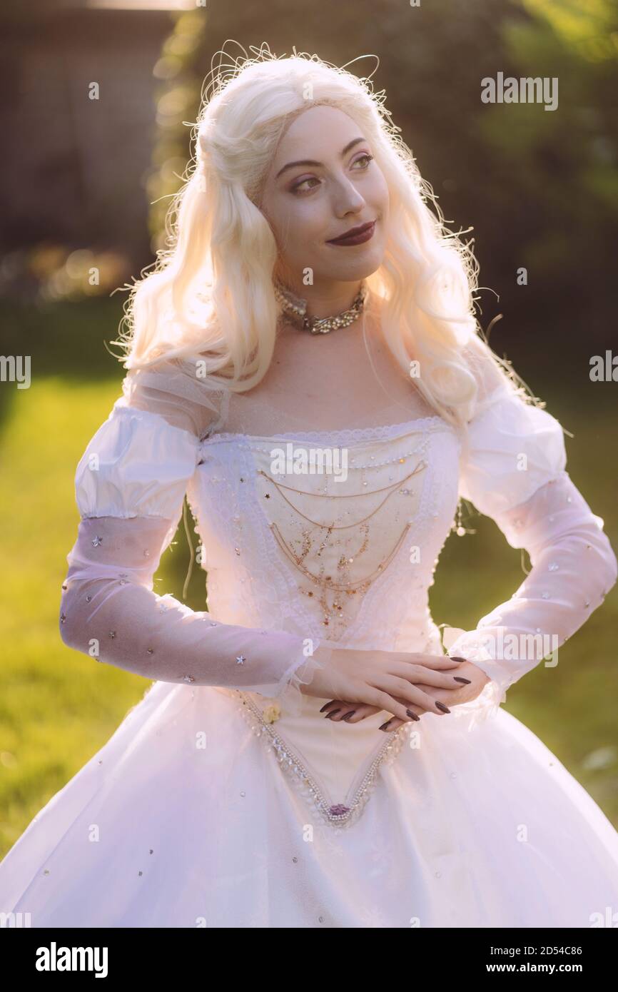 MUNICH, ALLEMAGNE - 12 septembre 2020 : Cosplay de la reine blanche d'Alice  au pays des merveilles. Beau portrait d'une jolie jeune femme avec  maquillage Photo Stock - Alamy