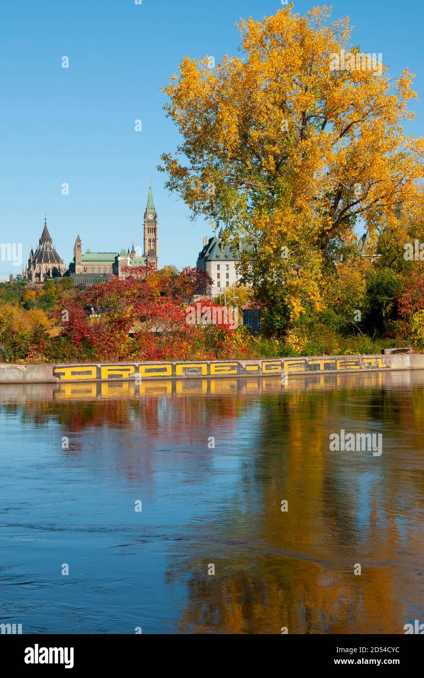 Édifice du Parlement de l'extrémité ouest de l'île Victoria avec réflexion d'automne sur la rivière des Outaouais, Ottawa (Ontario), Canada Banque D'Images