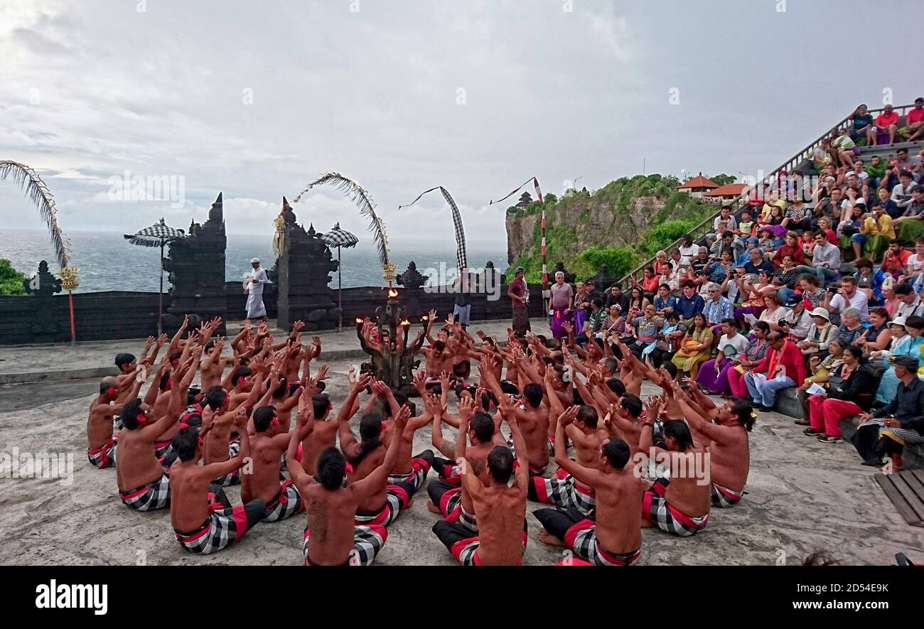 Danse de Tari Kecak, Uluwatu, Bali, Indonésie Banque D'Images