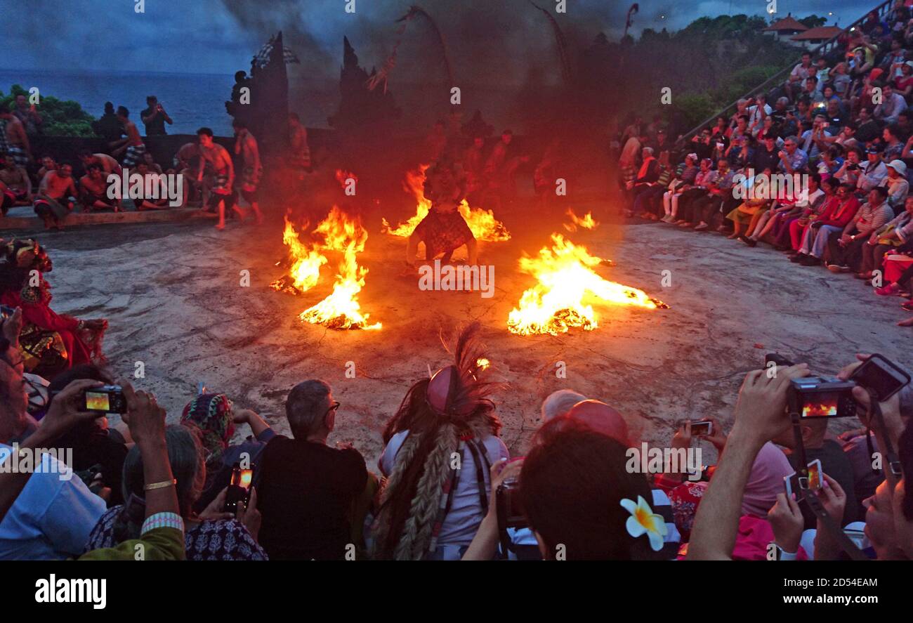 Danse de Tari Kecak, Uluwatu, Bali, Indonésie Banque D'Images