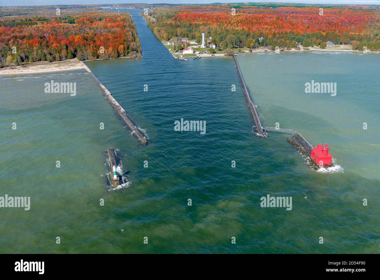 Une image de drone d'un phare dans le comté de Sturgeon Bay Door dans le Wisconsin pendant les couleurs d'automne et d'automne. Banque D'Images