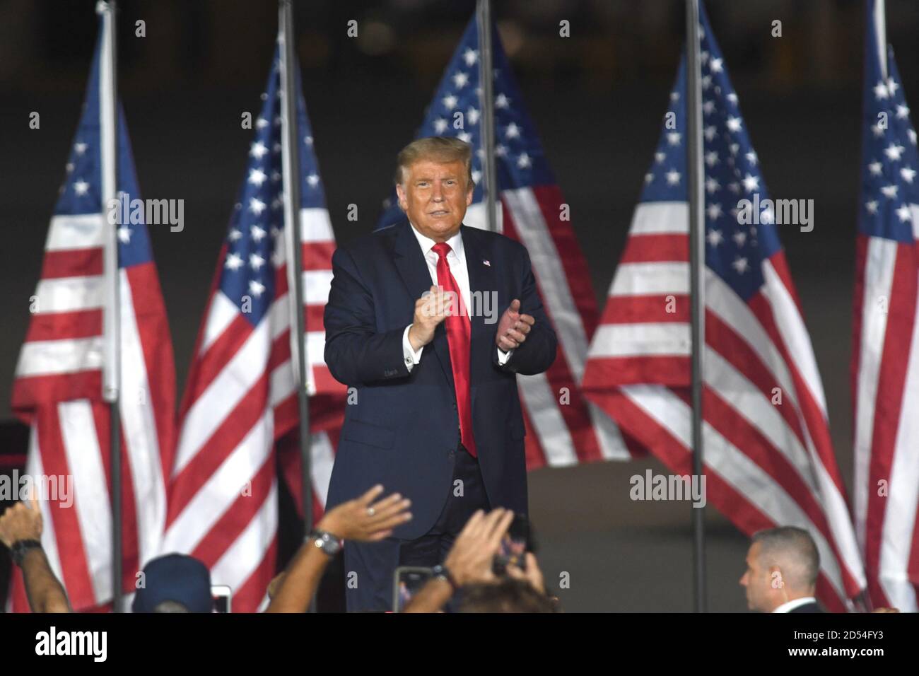 12 octobre 2020 - Sanford, Floride, États-Unis - le président américain Donald Trump organise un rallye Make America Great Again, son premier rallye de campagne depuis la passation de contrats COVID-19, à l'aéroport international Orlando Sanford le 12 octobre 2020 à Sanford, en Floride. (Paul Hennessy/Alamy) Banque D'Images