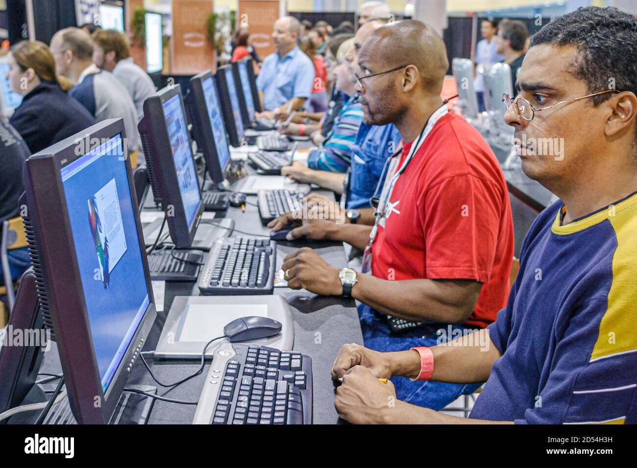 Florida,Miami Beach Convention Center,centre,Photoshop World Technology man hommes hispanique Black African utilisant l'ordinateur Adobe,écran de moniteur clavier, Banque D'Images