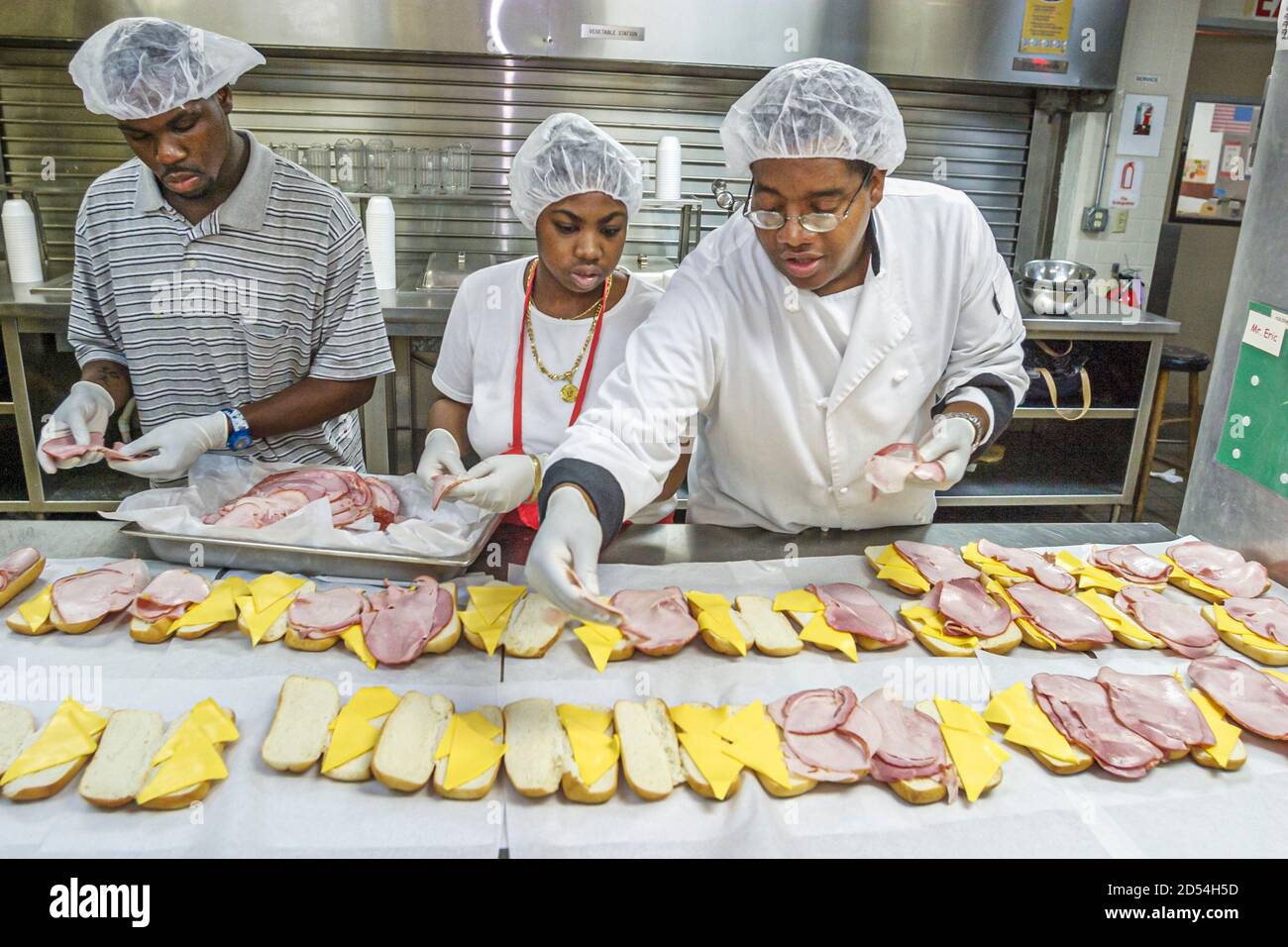 Miami Floride, Pâques phoques jour intergénérationnel, personnel de cuisine prépare la préparation des repas de repas de déjeuner, Black African femme femmes homme homme, porter des vêtements Banque D'Images