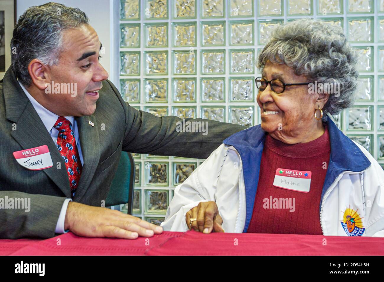 Miami Floride, Pâques sceaux jour intergénérationnel, senior senior femme femme femmes Black African, hispanique politique ville leader public officiel homme m Banque D'Images