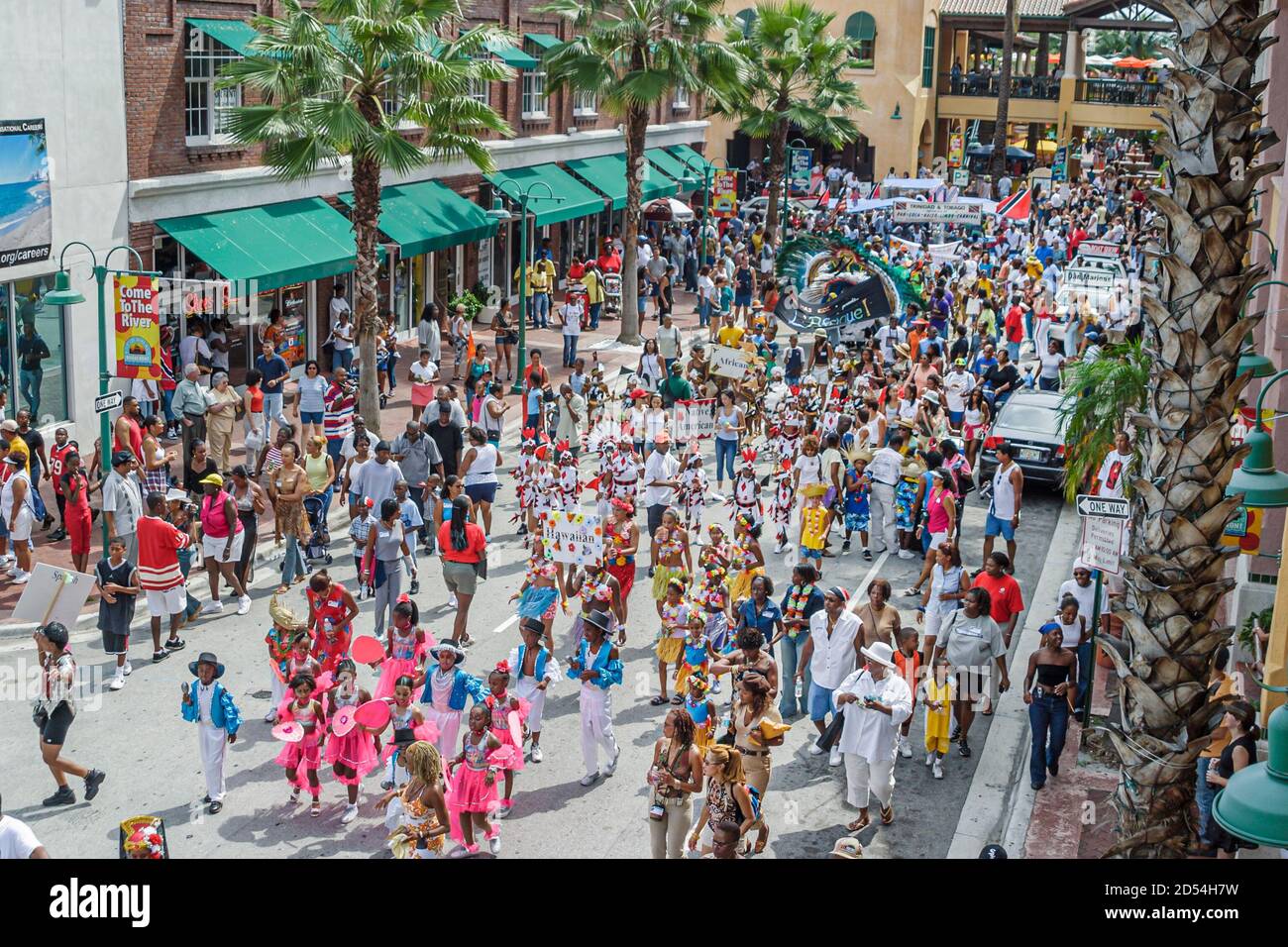 Floride ft. Fort Lauderdale Caribbean Mardi gras Junior Carnaval, fait main costumes costume costume ensembles, défilé procession Black African Banque D'Images
