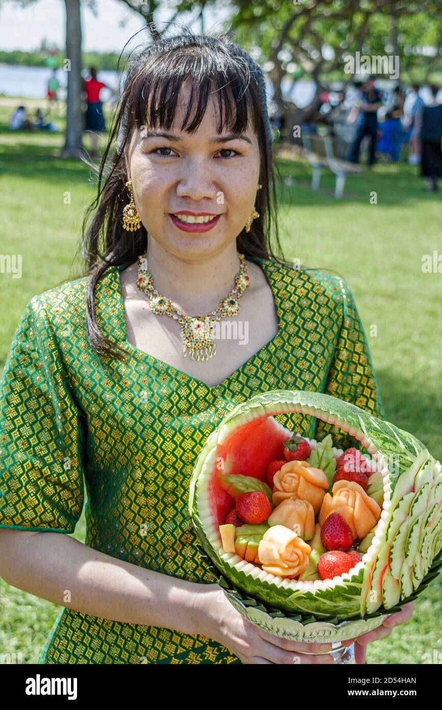 Miami Beach Floride, Haulover Park Hong Kong Dragon Boat Festival, femme asiatique fruits sculptés, Banque D'Images