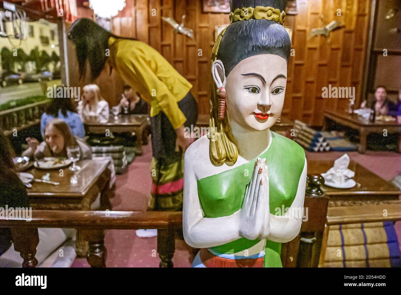 Miami Florida, Coral Gables Bangkok, restaurant restaurants cuisine asiatique, cuisine thaïlandaise orientale à l'intérieur, statue femme Wai Greet Banque D'Images
