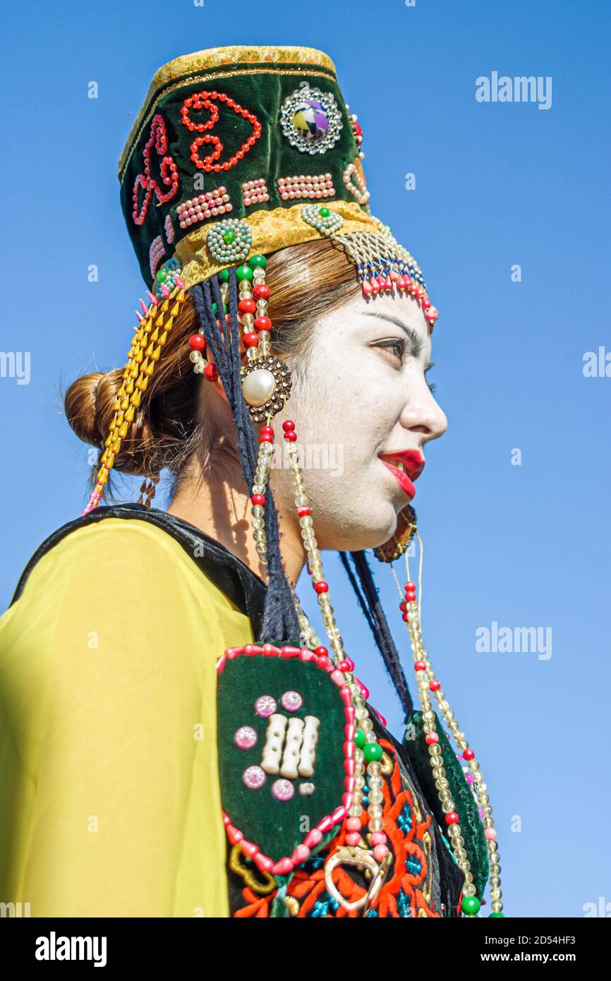 Miami Florida, Bayfront Park Hong Kong Dragon Boat Race Festival, femme asiatique tenue costume régalia, porte, Banque D'Images