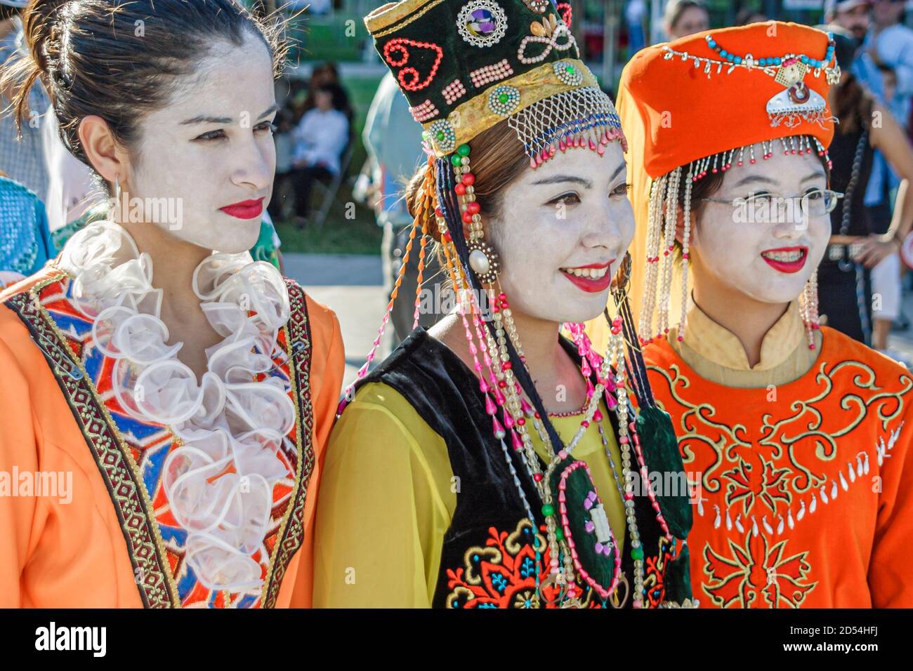 Miami Florida, Bayfront Park Hong Kong Dragon Boat Race Festival, Asians femme femmes adolescents adolescents adolescents femme tenue costume régalia, porte la wea Banque D'Images