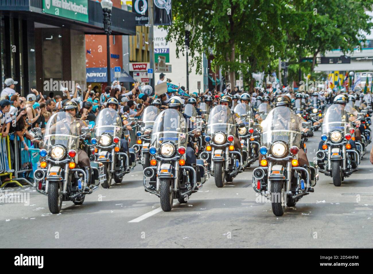 Miami Florida,Flagler Street,Marlins Major League Baseball équipe World Series vainqueur, fans célèbrent la parade police policiers motocycle forma Banque D'Images