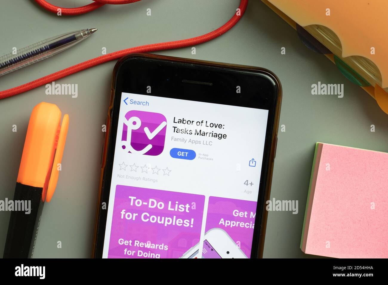 New York, Etats-Unis - 29 septembre 2020 : Labor of Love Tasks mariage du logo de l'application mobile sur l'écran du téléphone gros plan, montage illustratif Banque D'Images