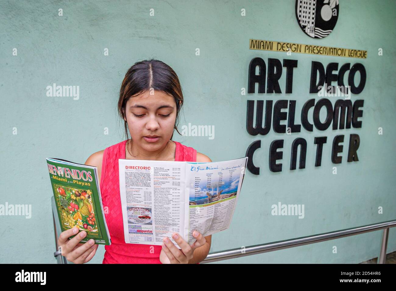 Miami Beach Florida,South Beach,Ocean Drive,Welcome Center centre,femme hispanique touriste lit la langue espagnole, brochure d'information le Banque D'Images