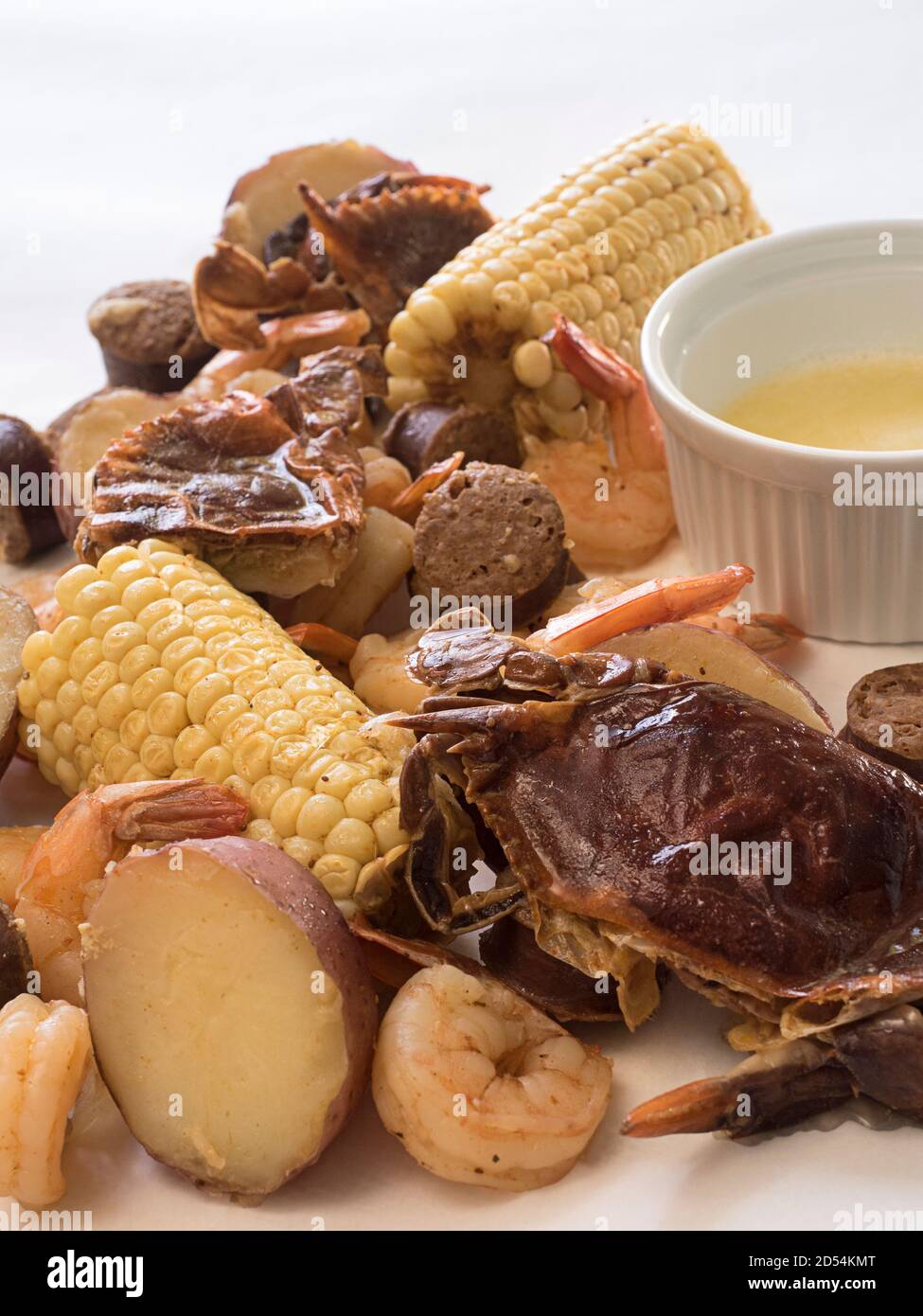 Faire bouillir le crabe avec les pommes de terre, les crabes bleu du Maryland, le maïs doux, les crevettes, la saucisse, avec un côté de beurre Banque D'Images