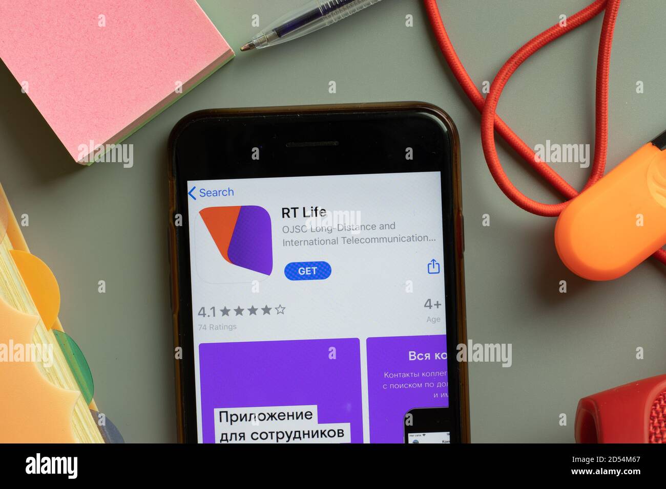 New York, États-Unis - 27 septembre 2020 : logo de l'application mobile RT Life sur l'écran du téléphone, illustration éditoriale Banque D'Images