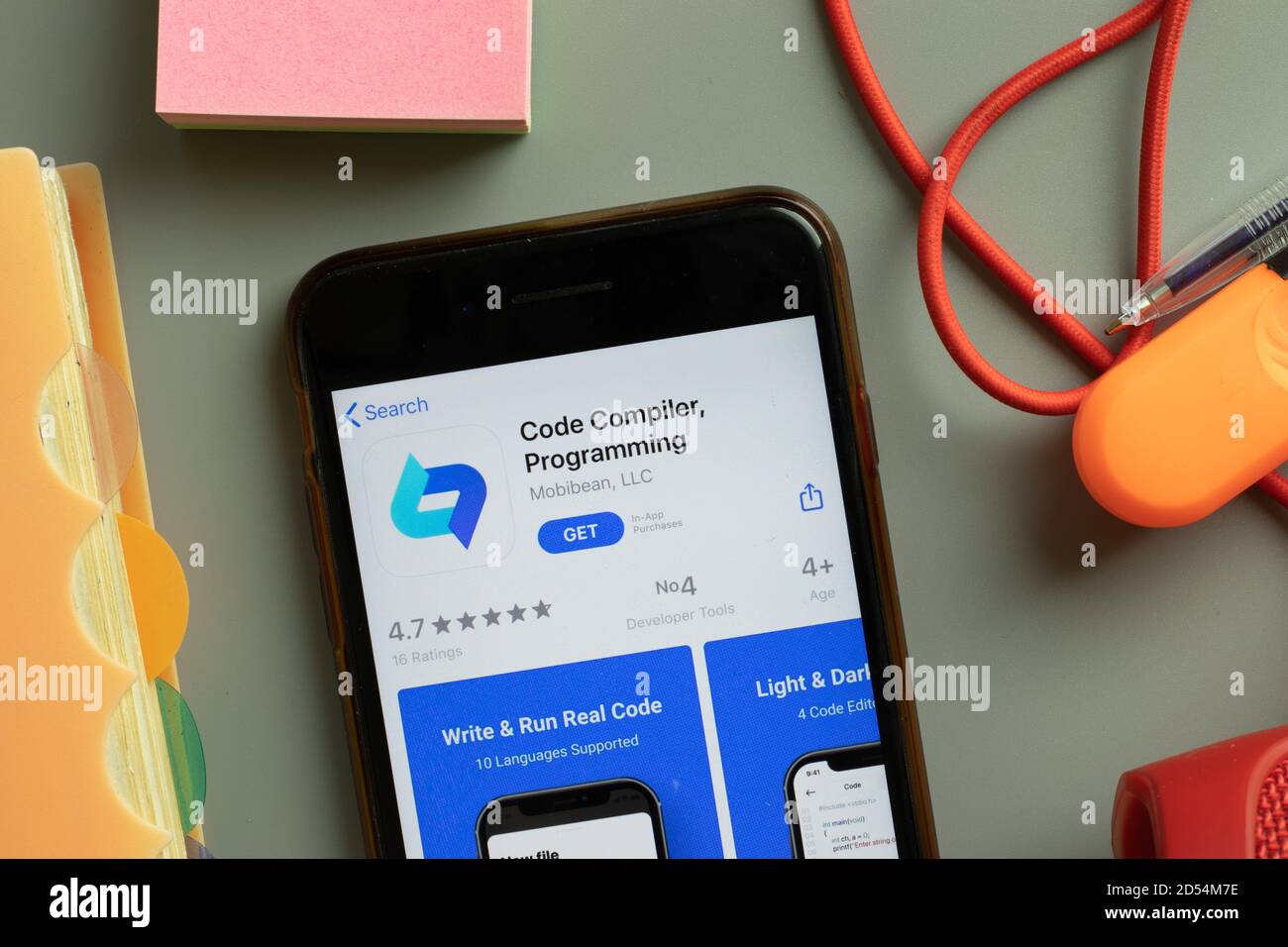 New York, Etats-Unis - 28 septembre 2020 : Code Compiler Programming Mobile App logo sur l'écran du téléphone gros plan, Illustration Editorial Banque D'Images