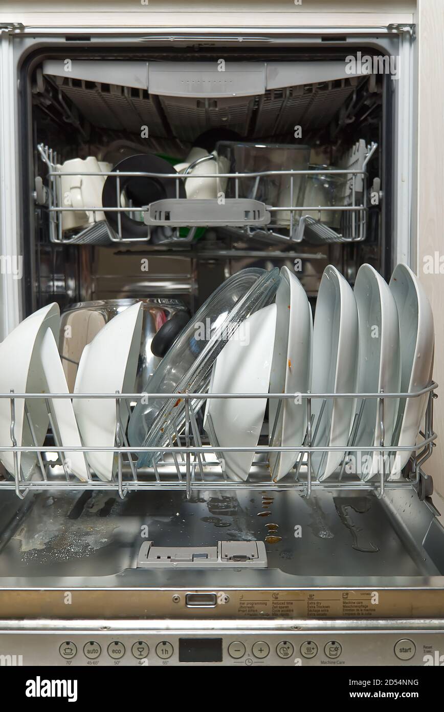 Vaisselle sale dans un lave-vaisselle ouvert intégré. Ouvrez le lave- vaisselle avec les plats sales à l'intérieur avant de le laver. Le lave- vaisselle chargé est prêt à être lavé Photo Stock - Alamy
